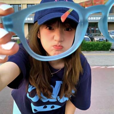 穿风信子蓝的少女